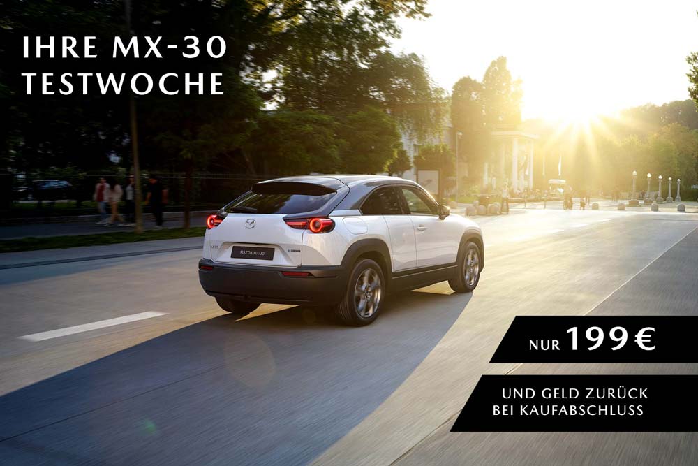 Der neue Mazda MX-30 auf der Straße fahrend entgegen der Sonne